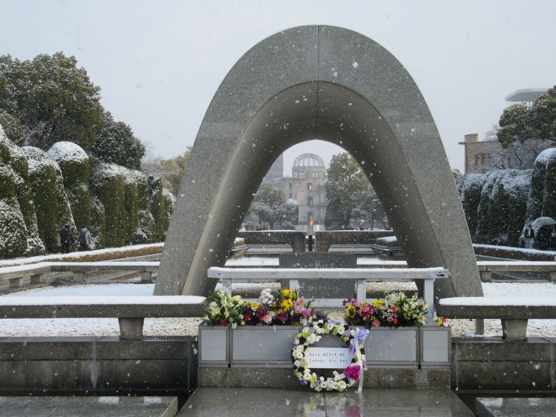 雪の広島平和都市記念碑