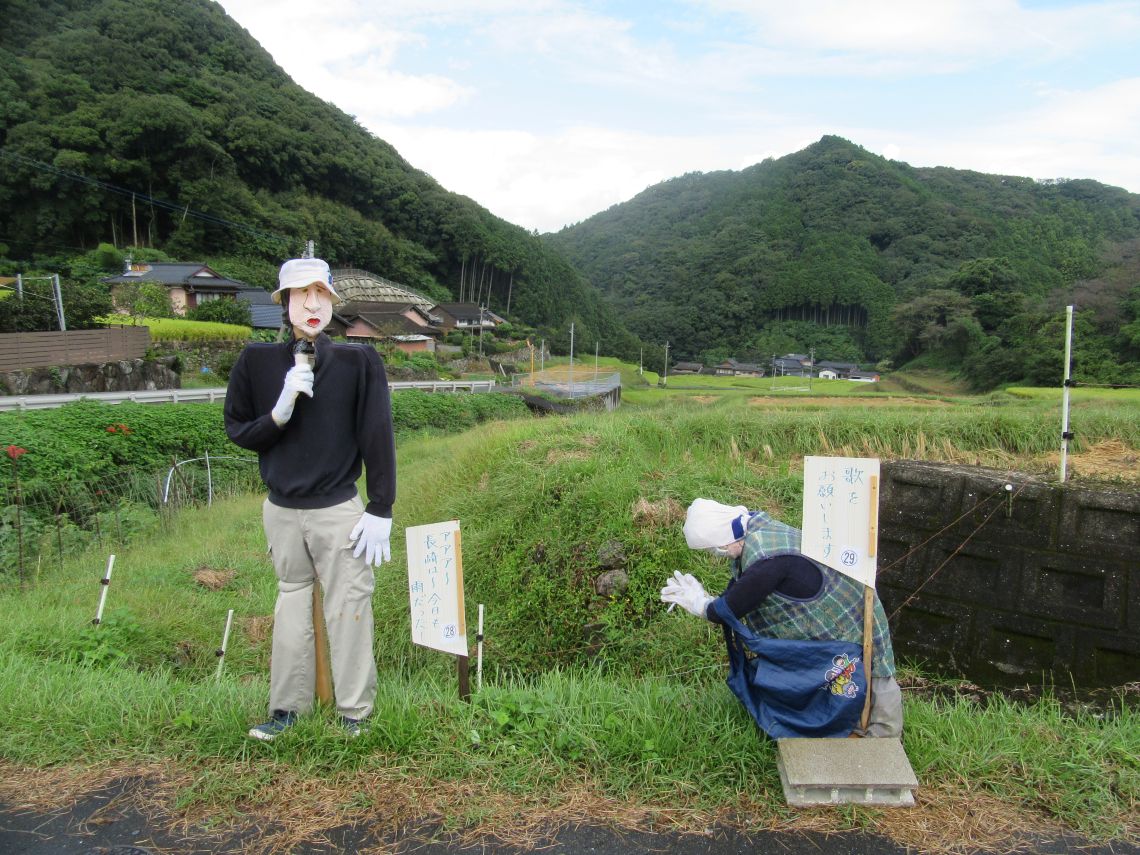 鬼木棚田の歌手のかかし。