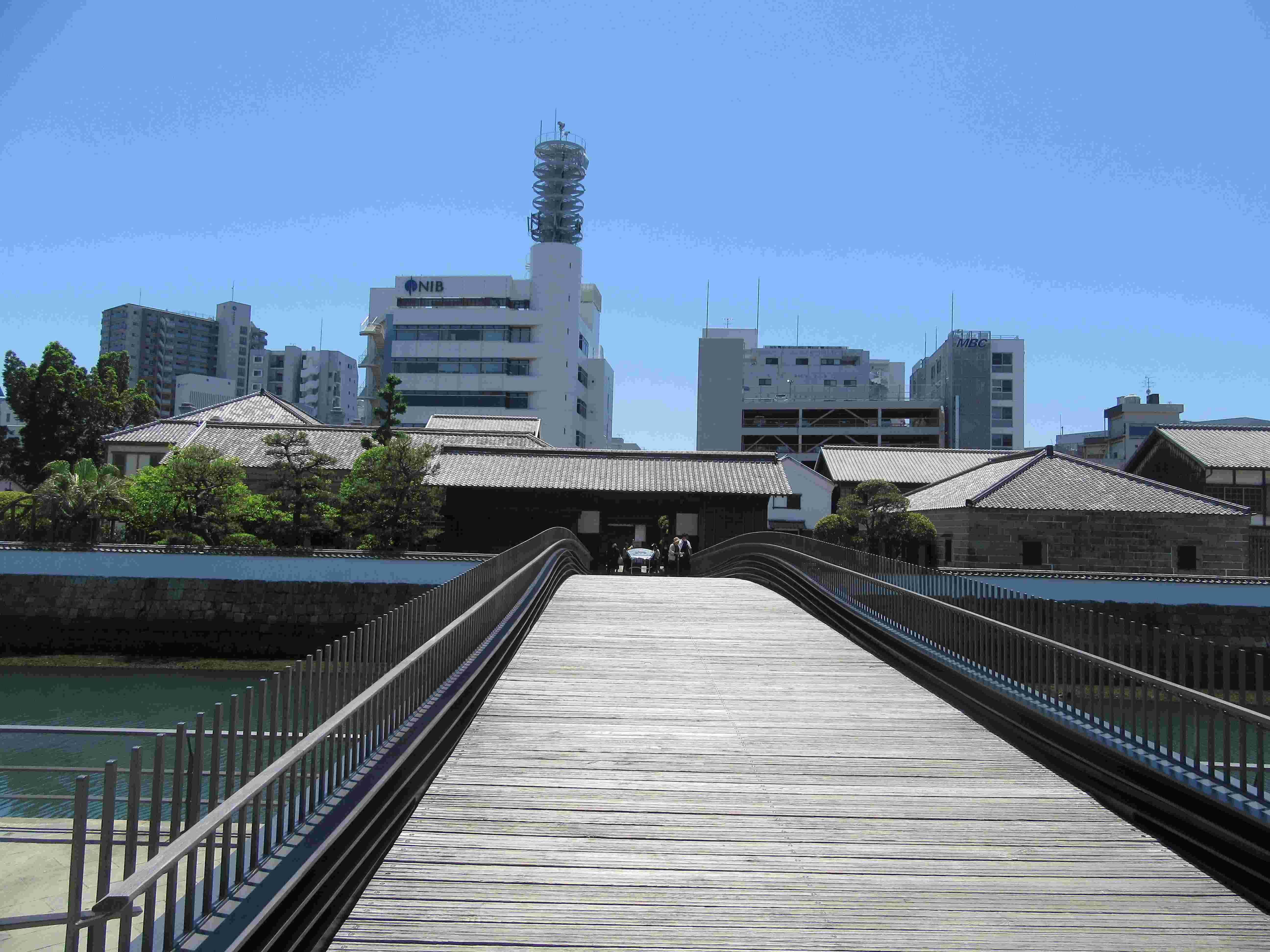 出島表門橋と、その奥にある長崎国際テレビ(NIB)