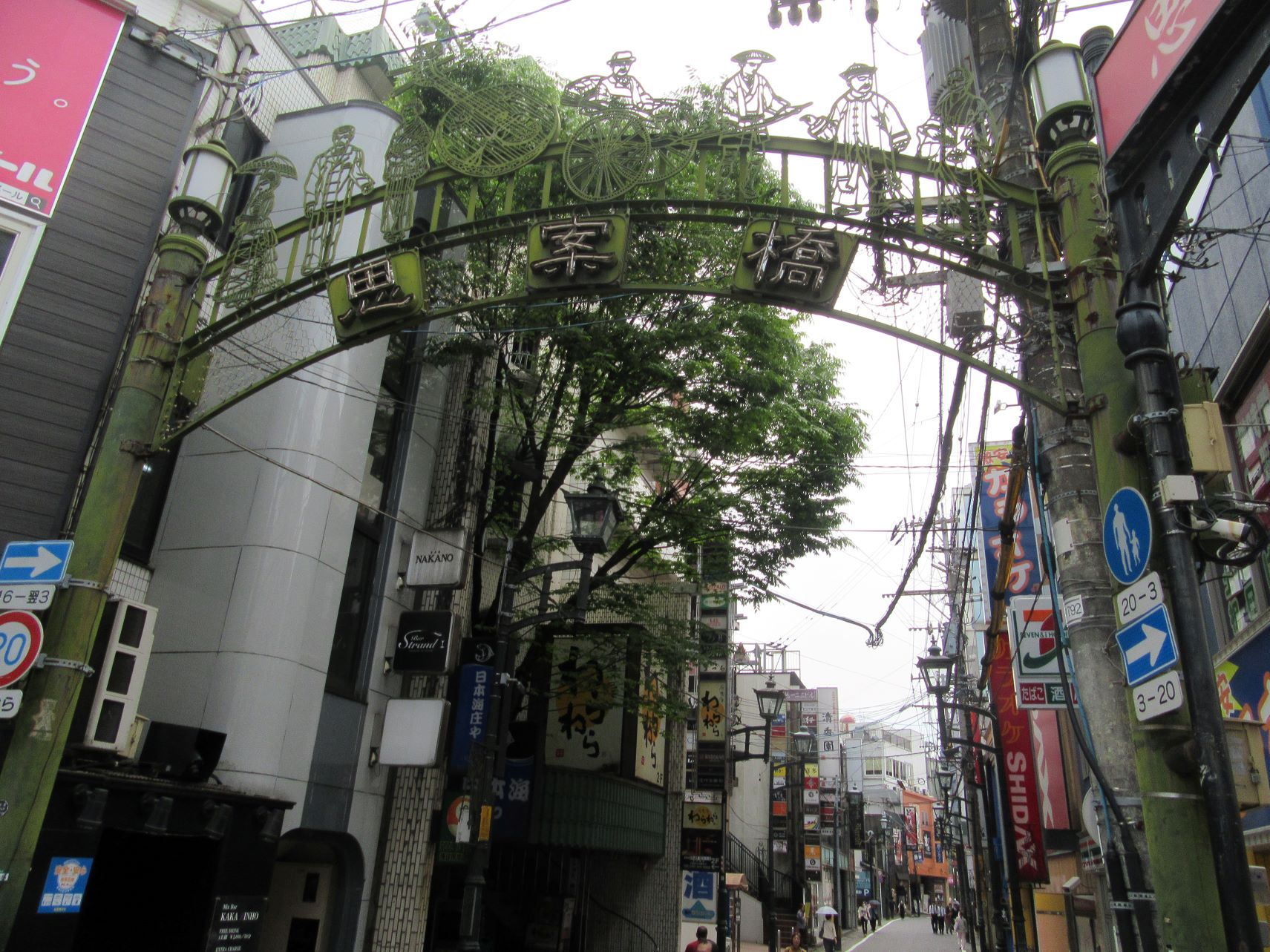 長崎市の繁華街・思案橋の入口。