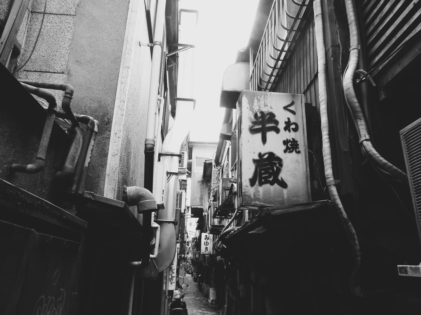 長崎市思案橋横丁の裏路地の写真を、白黒にしてみました。
