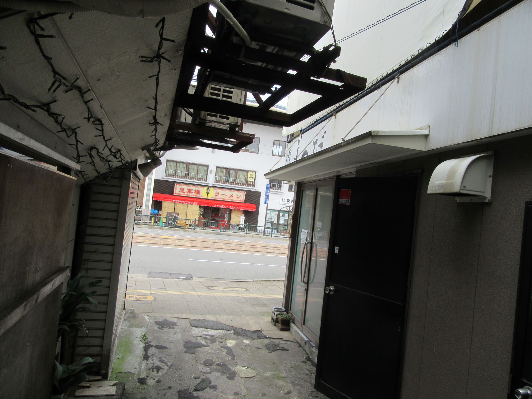 長崎市思案橋の裏路地から見える、福山雅治も通う名店・『思案橋ラーメン』。