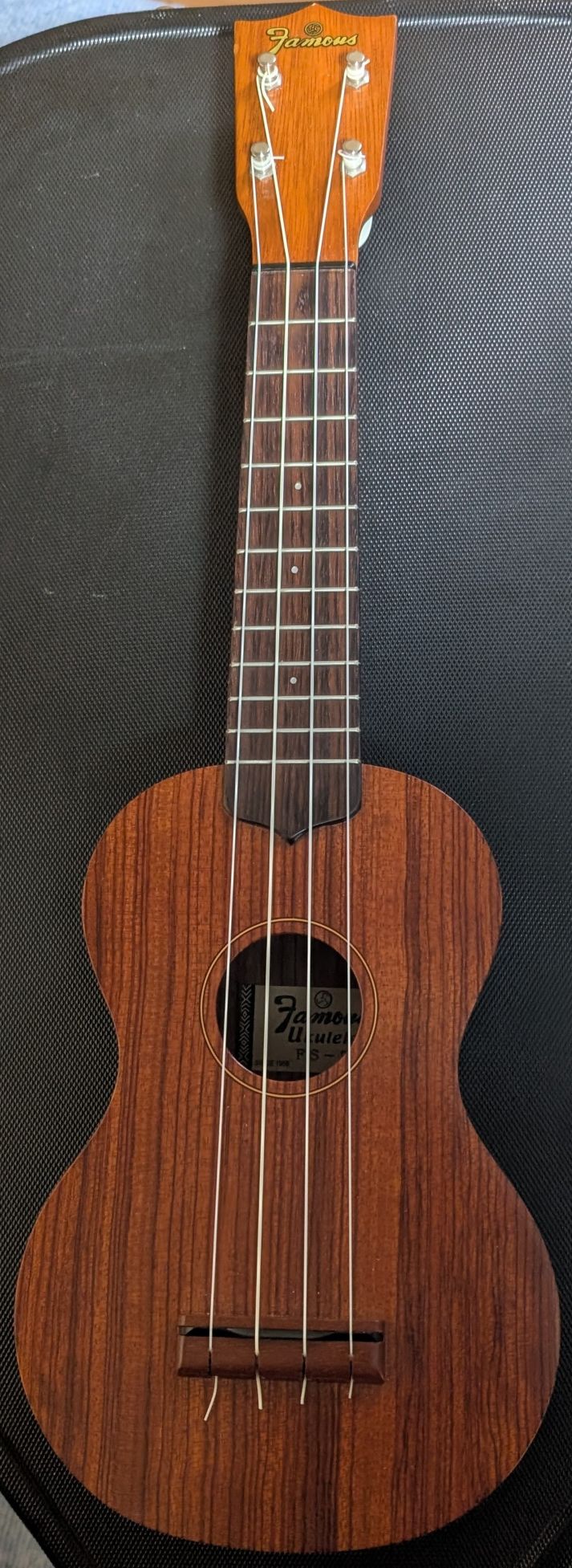 私が現在愛用しているウクレレ『Famous FS-3』