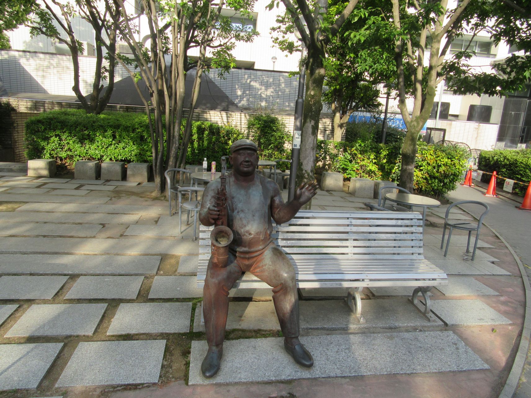 福岡市役所近くの黒川晃彦作『プリーズ・リクエスト』という像。