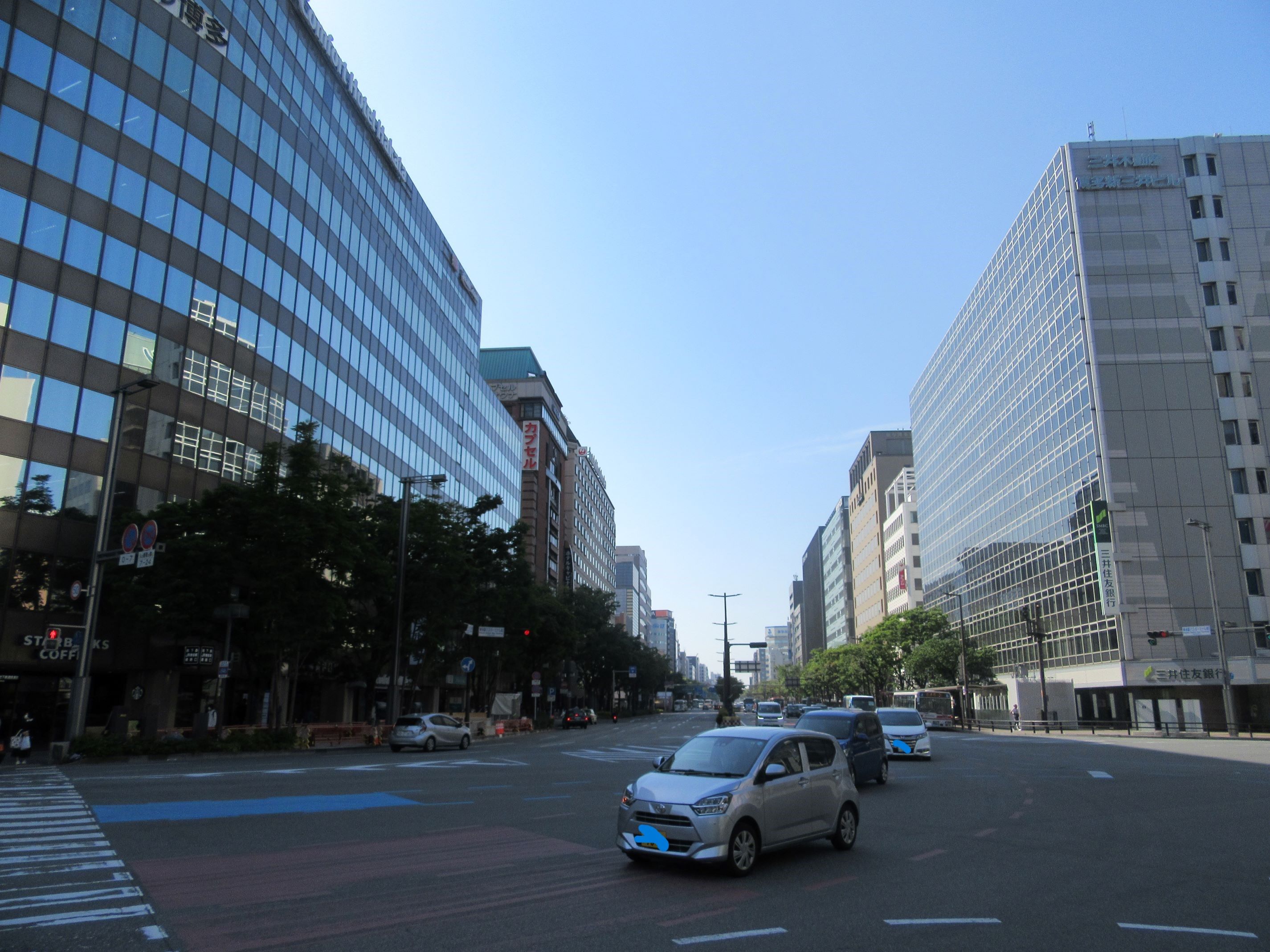 博多駅前のビル街。