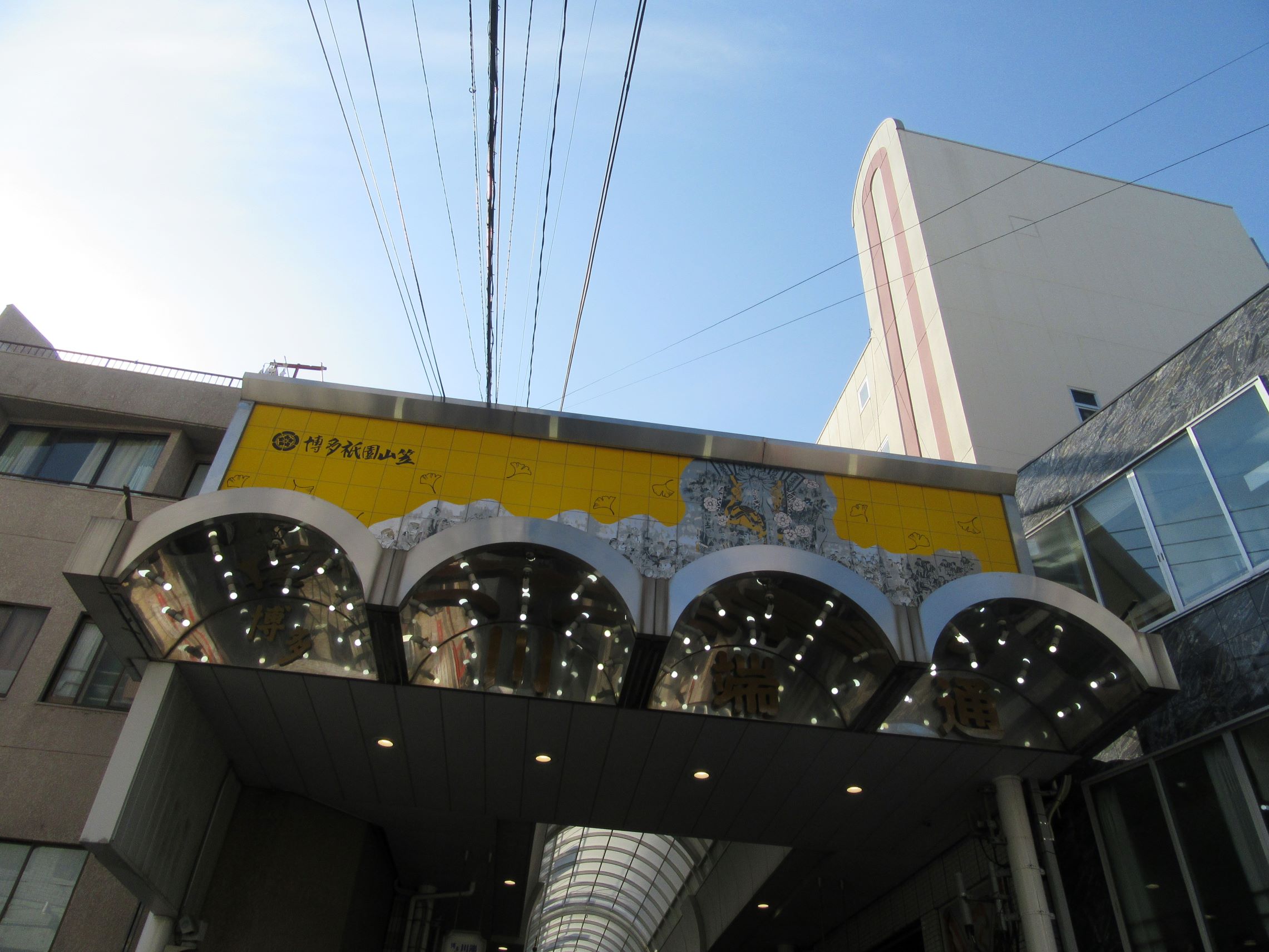 福岡市の川端通商店街の入口。