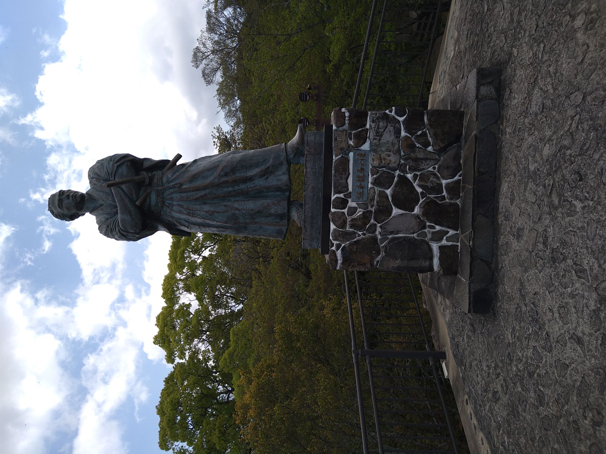 長崎県長崎市の風頭公園付近にある大きな坂本龍馬像です。迫力があります。