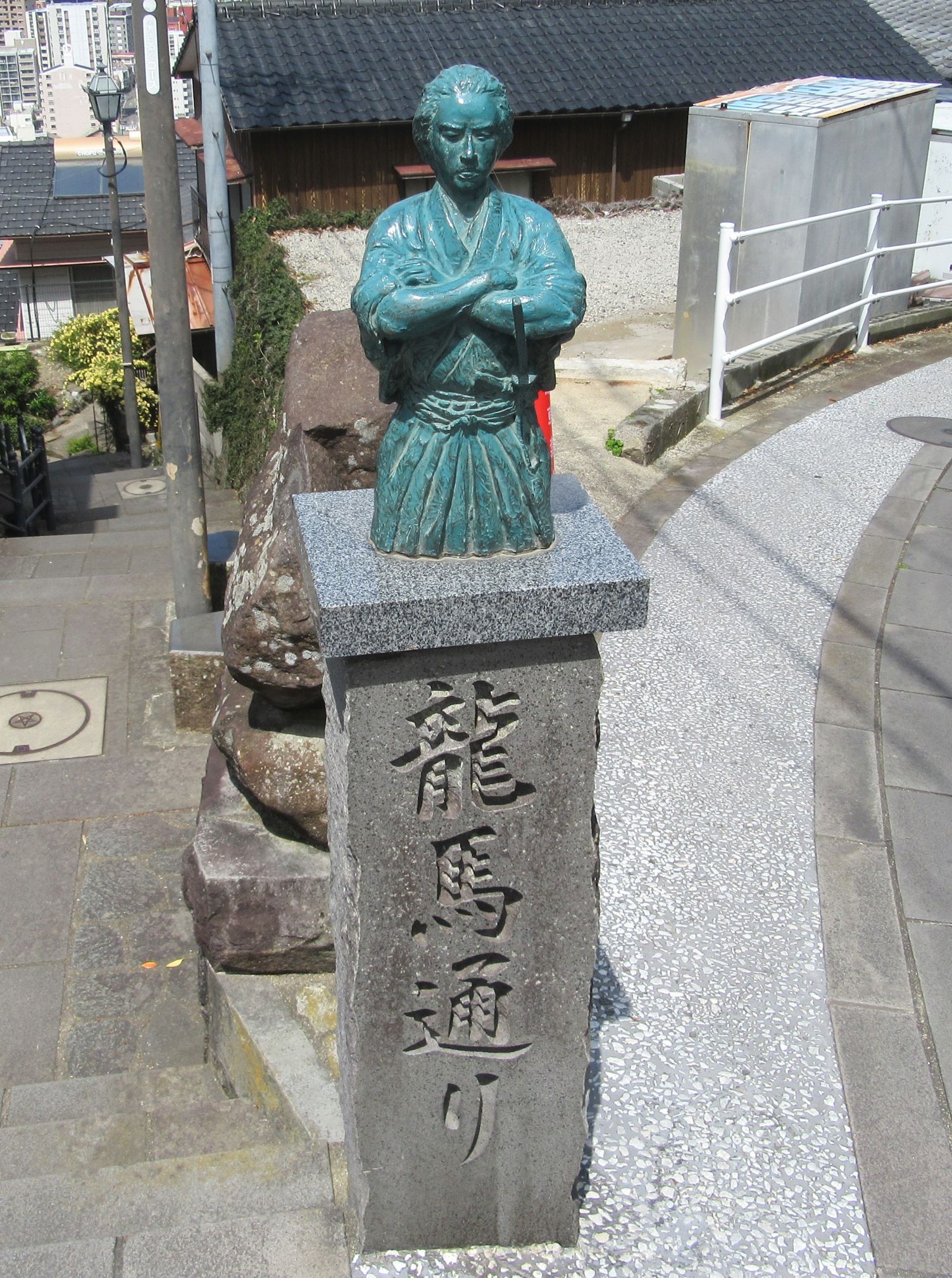 長崎県長崎市の風頭公園付近には龍馬通りという道があり、坂本龍馬の小さい像もあります。