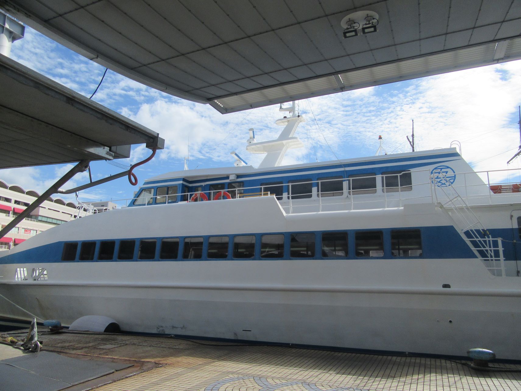 長崎市の大波止ターミナル（長崎港ターミナル）から、五島産業汽船の高速船『びっぐあーす』に乗船。