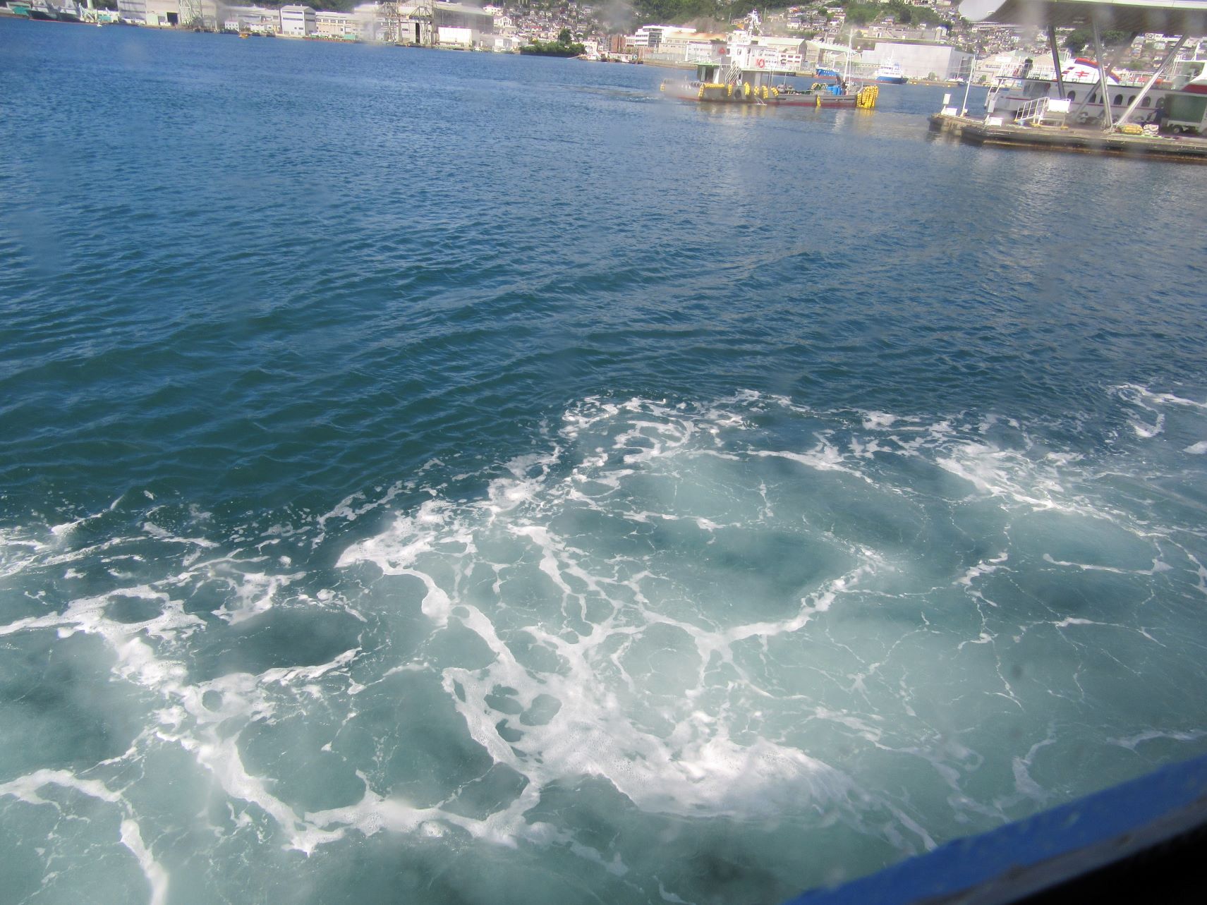 『びっぐあーす』の内部の窓から見える。長崎の海。