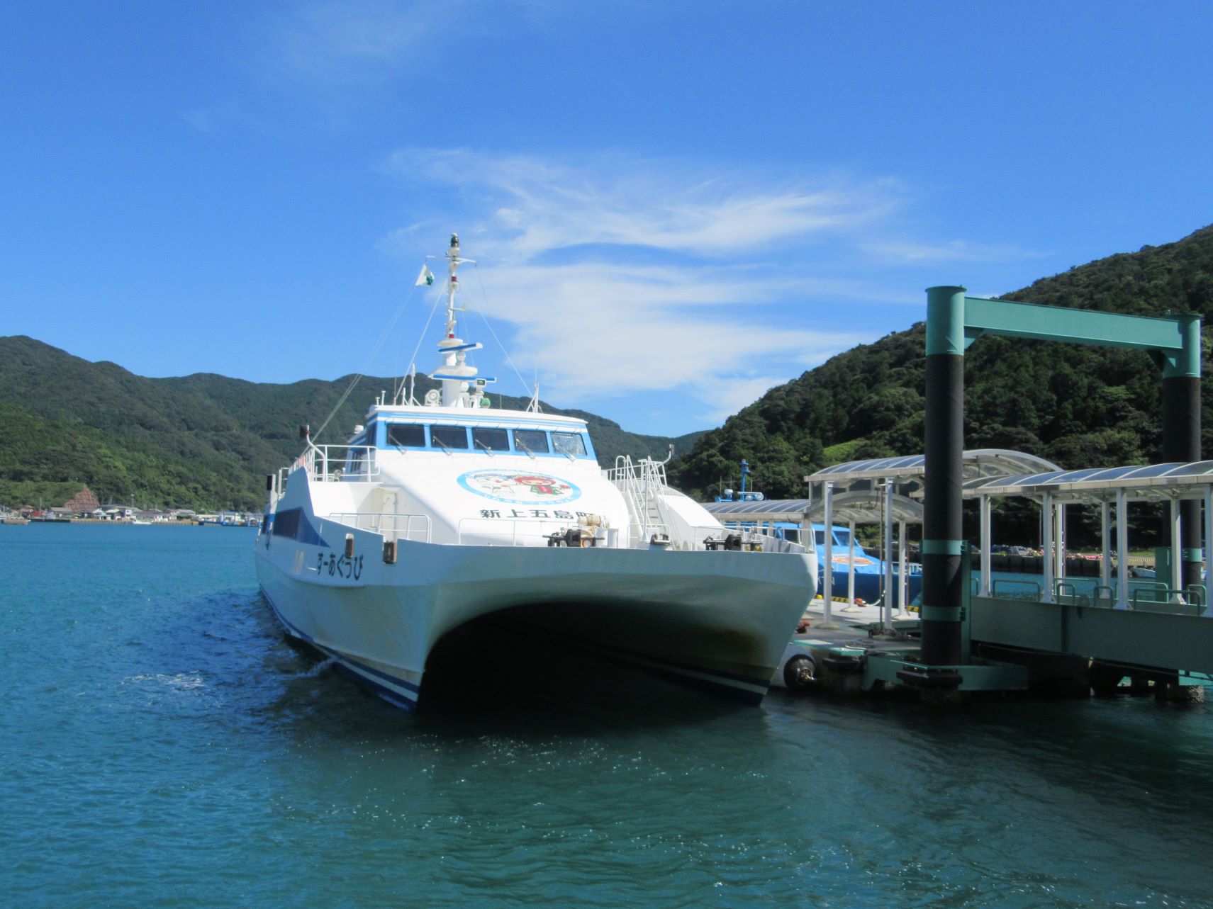 長崎県南松浦郡新上五島町の鯛ノ浦港にとまっている五島産業汽船の高速船『びっぐあーす』。