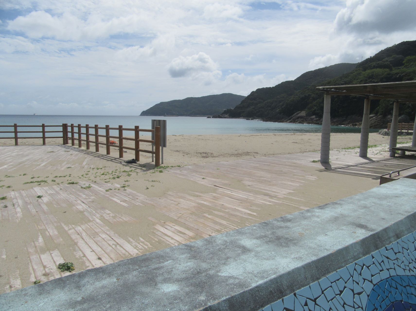 長崎県南松浦郡新上五島町の、高井旅海水浴場の自然溢れる海辺の風景。
