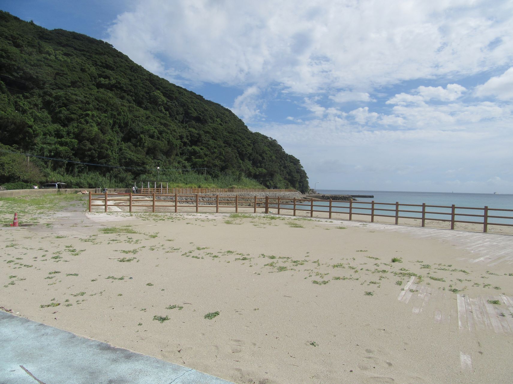 長崎県南松浦郡新上五島町の、高井旅海水浴場の砂浜と海と、緑。