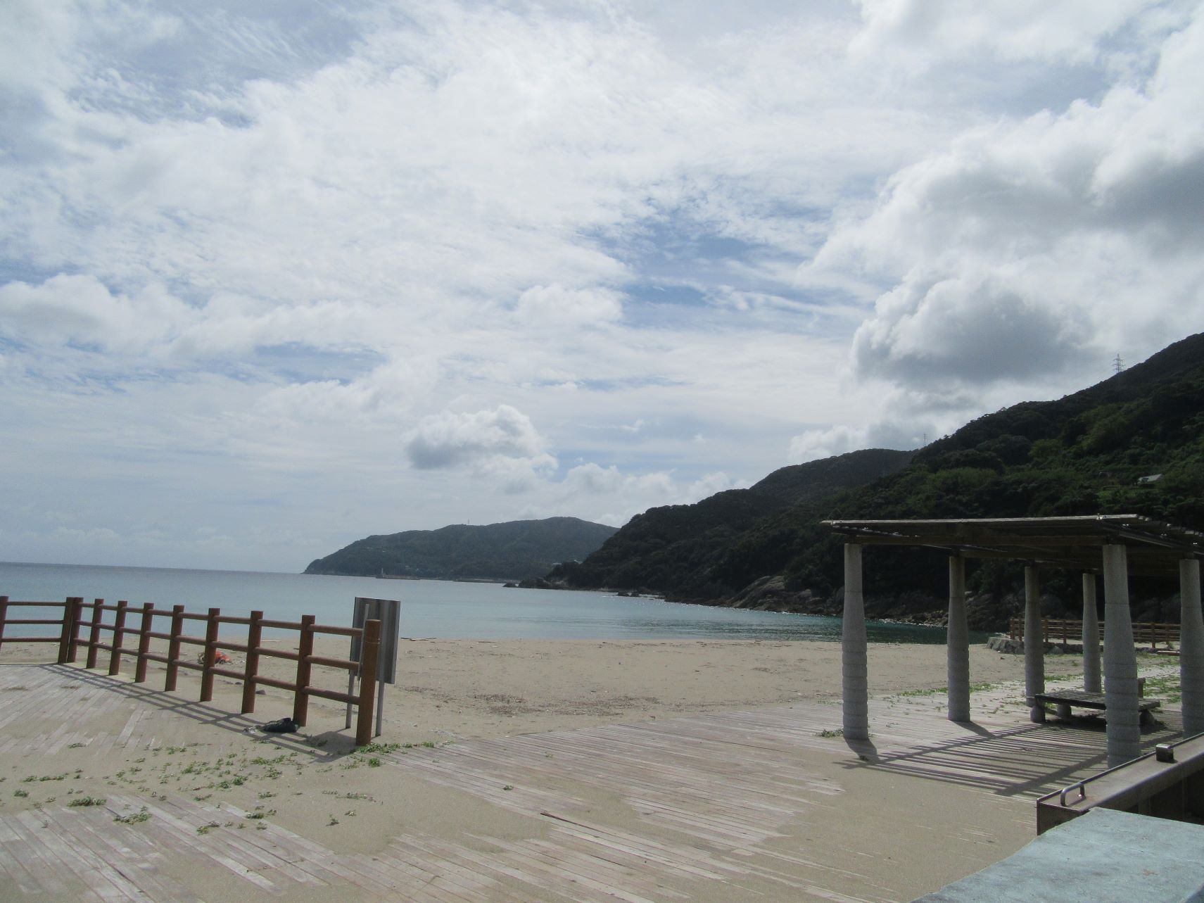 長崎県南松浦郡新上五島町の、高井旅海水浴場と雲。