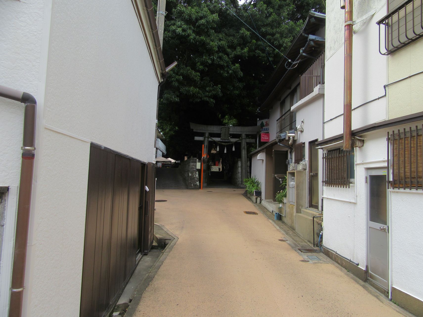 長崎県南松浦郡新上五島町の奈良尾神社へと向かう道。