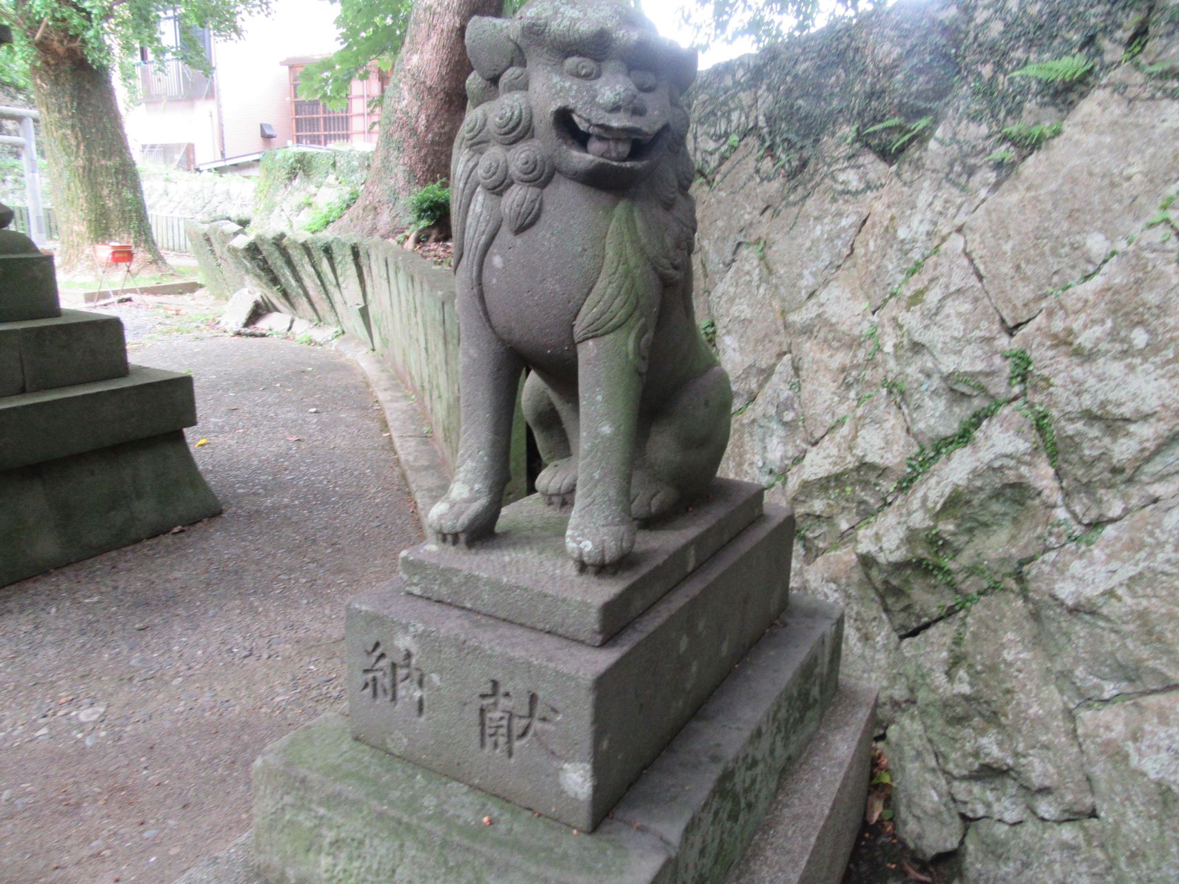 長崎県南松浦郡新上五島町の奈良尾神社のかわいい狛犬。