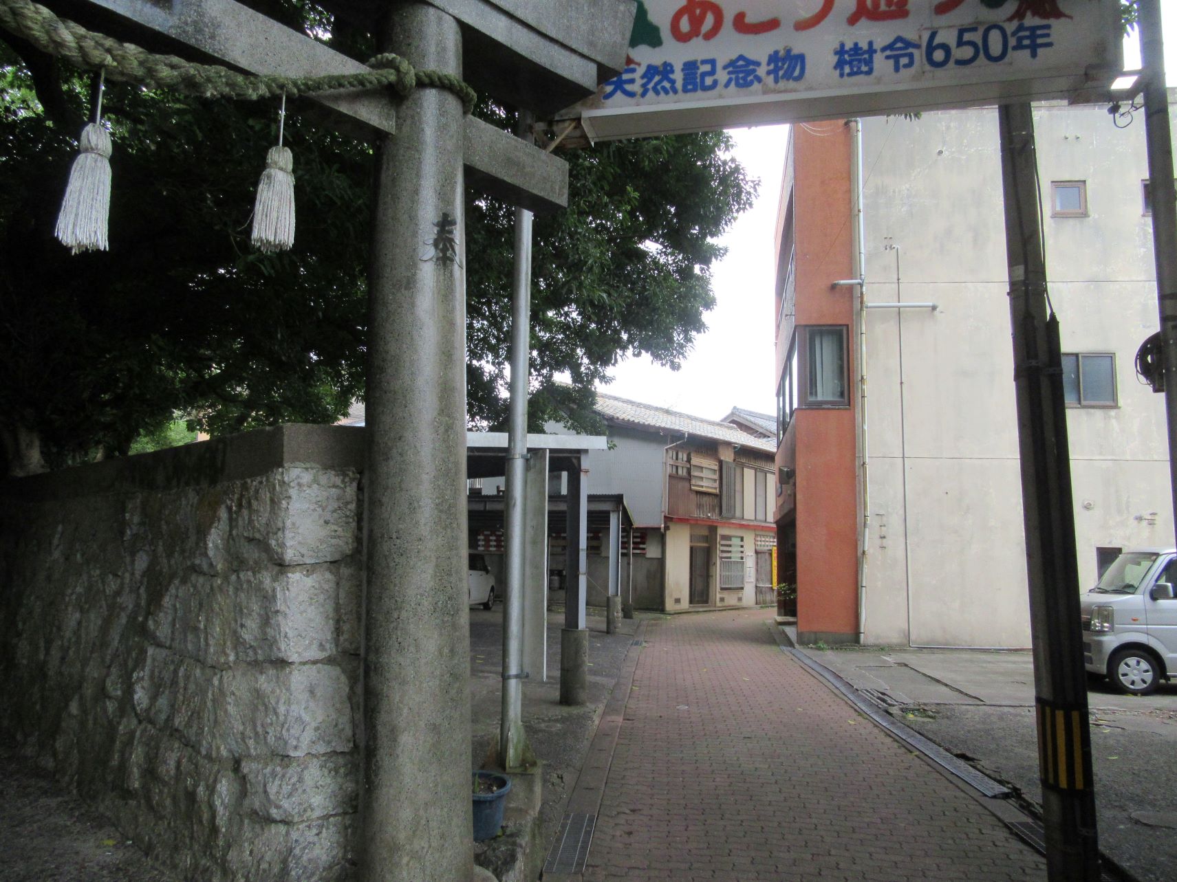 長崎県南松浦郡新上五島町の奈良尾神社付近の『あこう通り』。