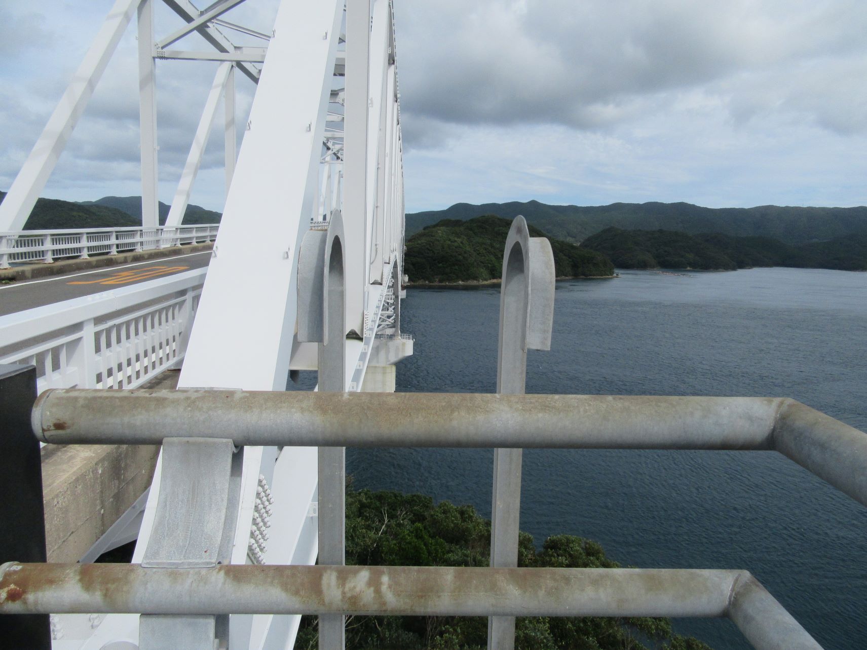 長崎県南松浦郡新上五島町にある若松大橋の下を覗く。