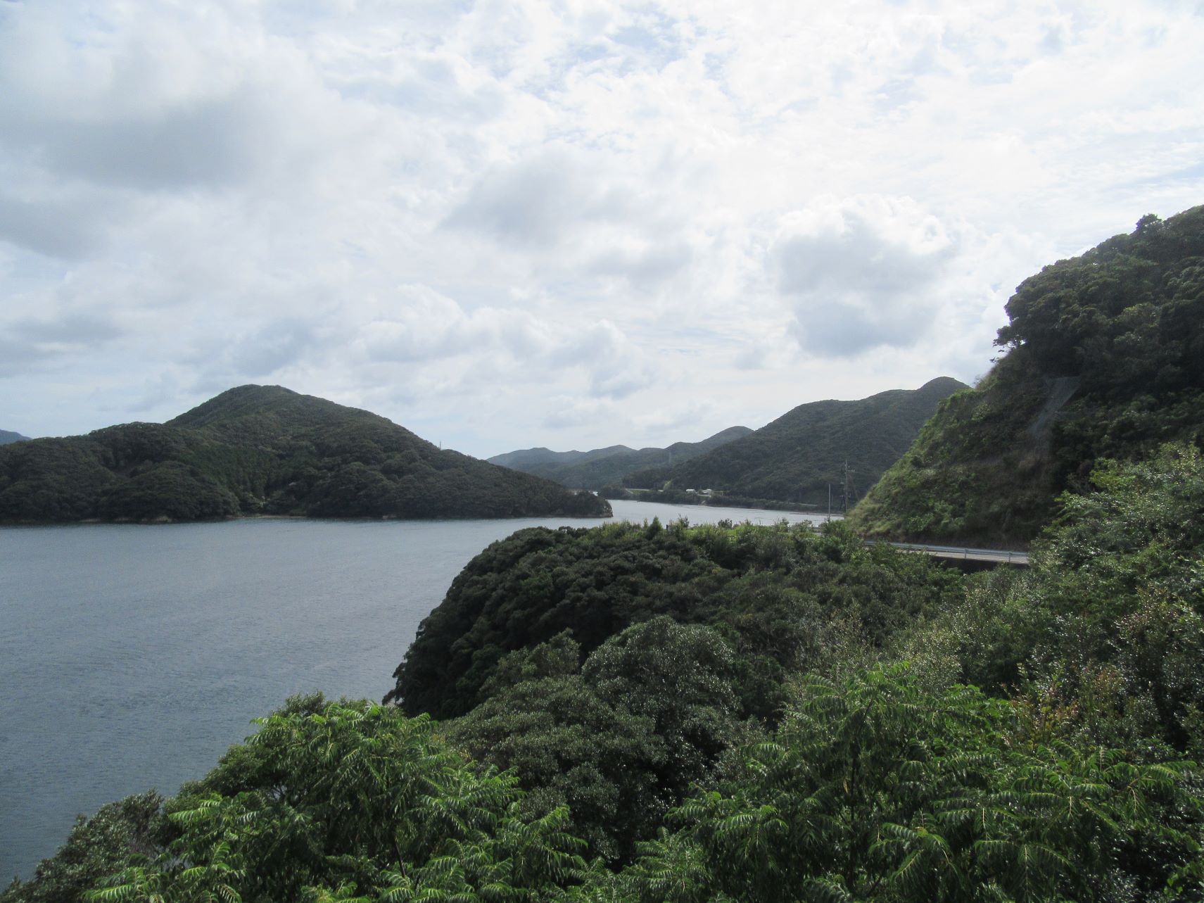 長崎県南松浦郡新上五島町にある若松大橋から見える自然風景。
