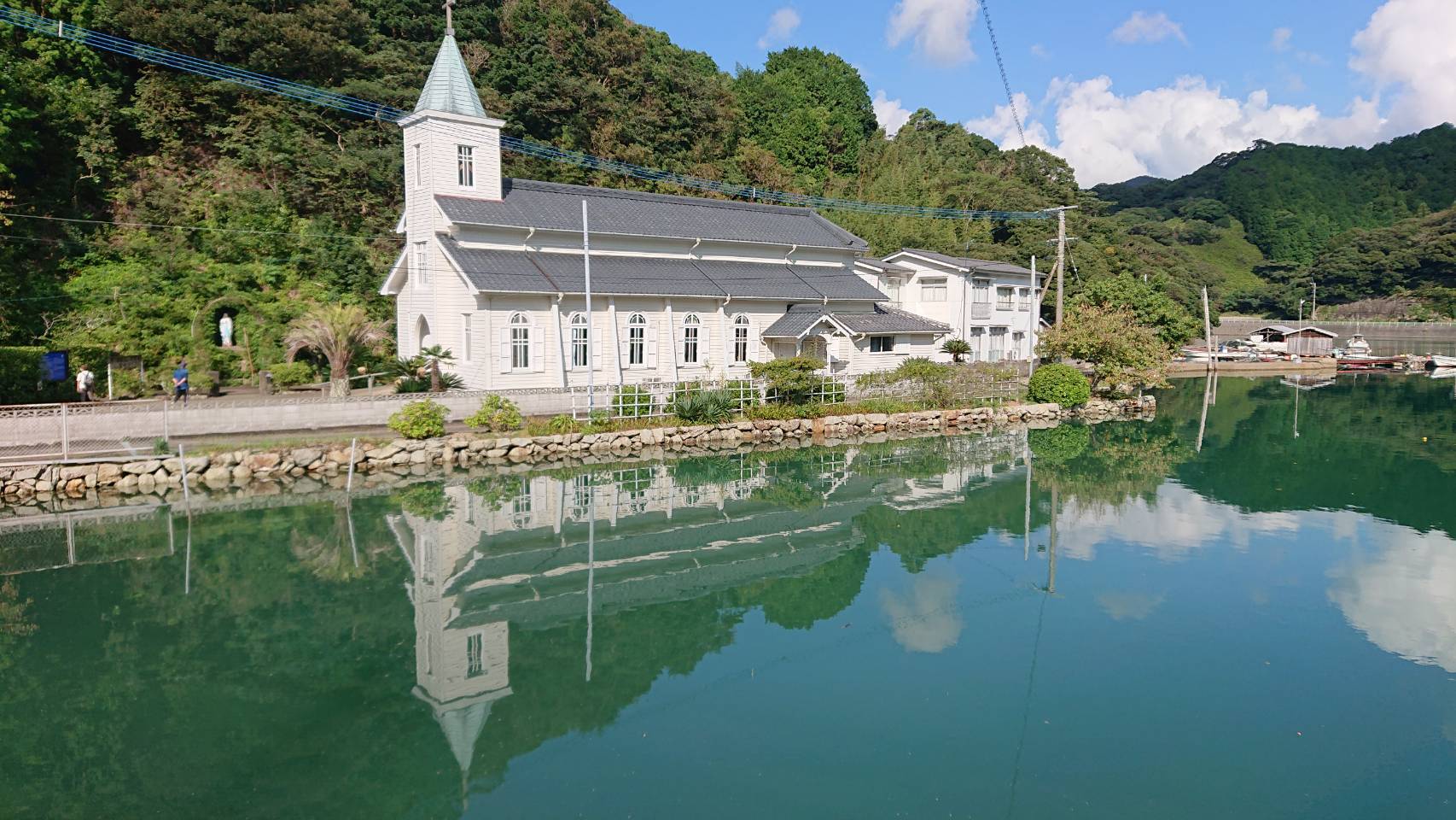 長崎県南松浦郡新上五島町にある、カトリック中ノ浦教会。水面にも映り、美しい。