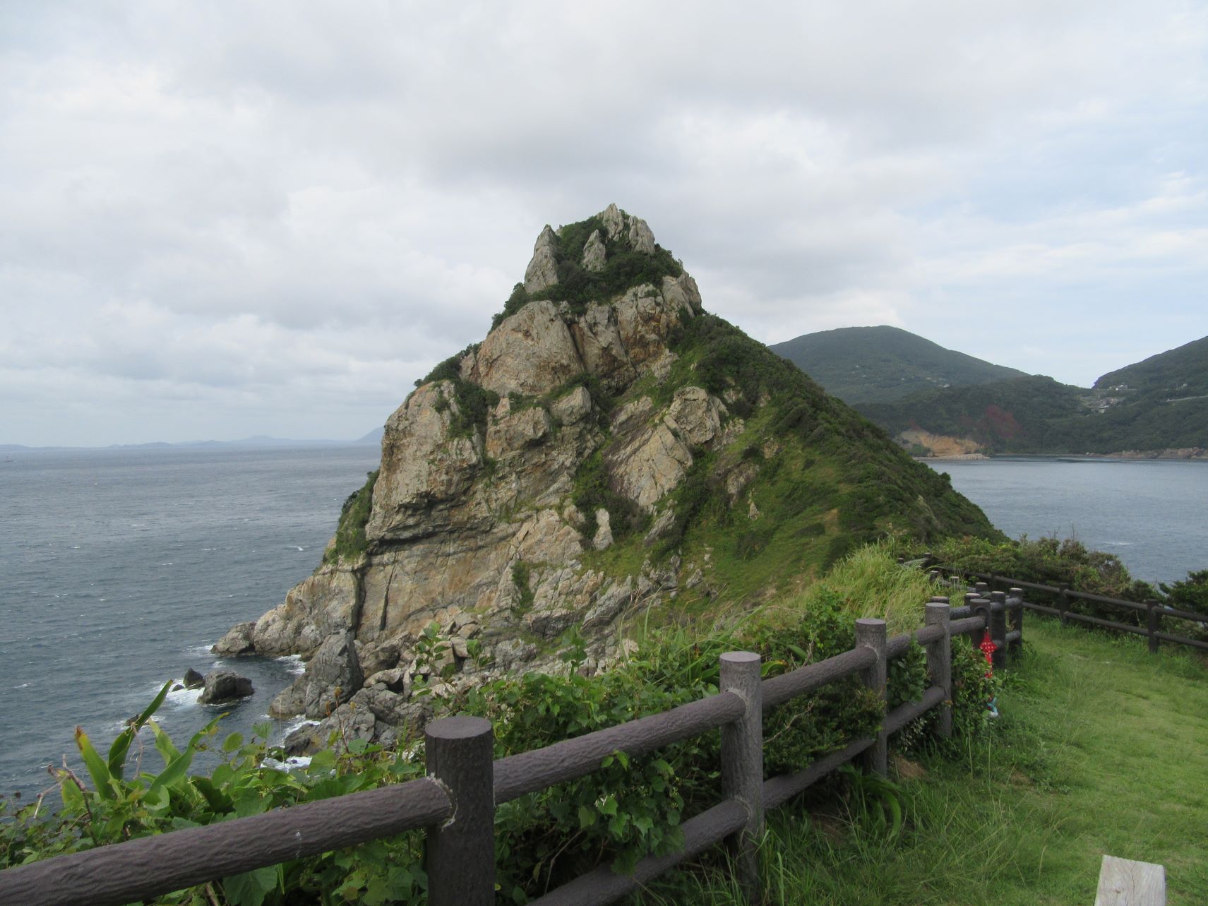 長崎県南松浦郡新上五島町にある矢堅目の迫力ある崖。