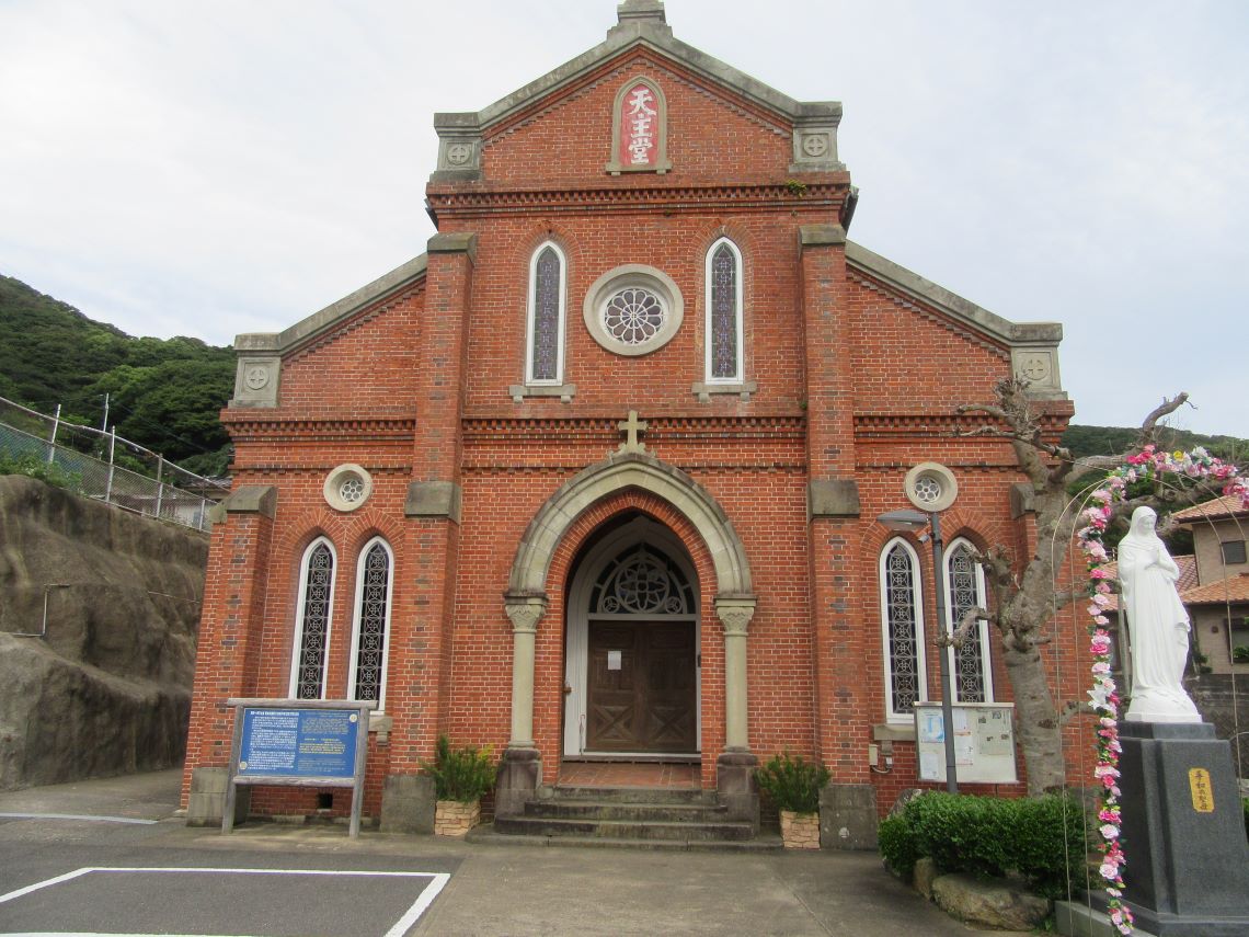 長崎県南松浦郡新上五島町にあるカトリック青砂ヶ浦教会は、赤レンガが美しい。