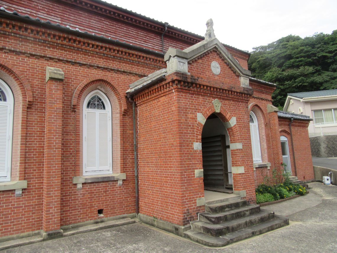 長崎県南松浦郡新上五島町にあるカトリック青砂ヶ浦教会の側面。