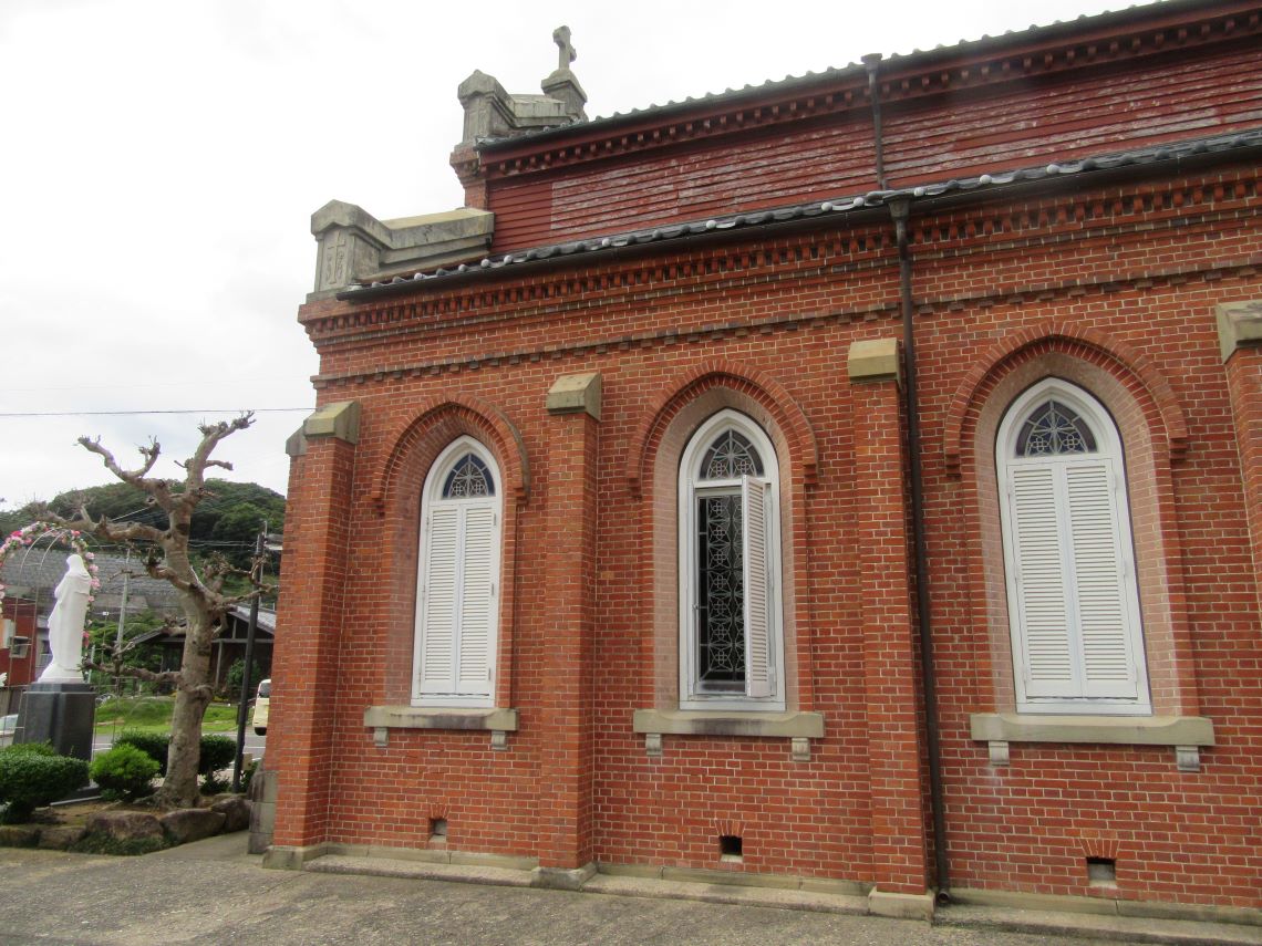長崎県南松浦郡新上五島町にあるカトリック青砂ヶ浦教会の正面を後ろから。
