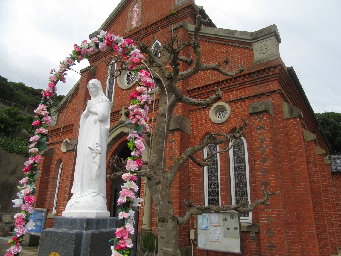 長崎県南松浦郡新上五島町にあるカトリック青砂ヶ浦教会と、祈りの像。