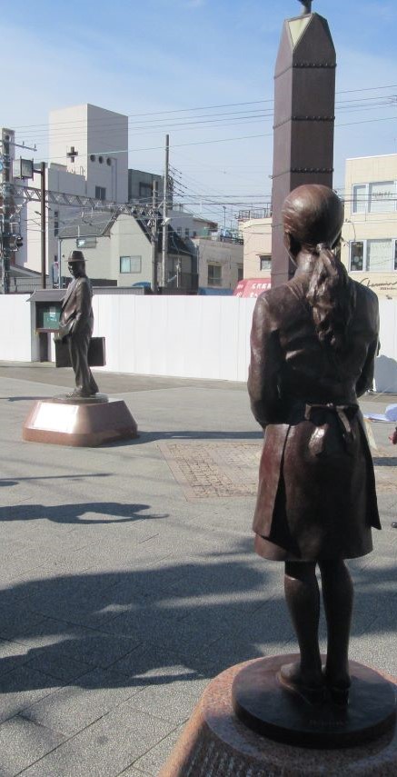 柴又駅前の寅さん像を見送る、さくら像。