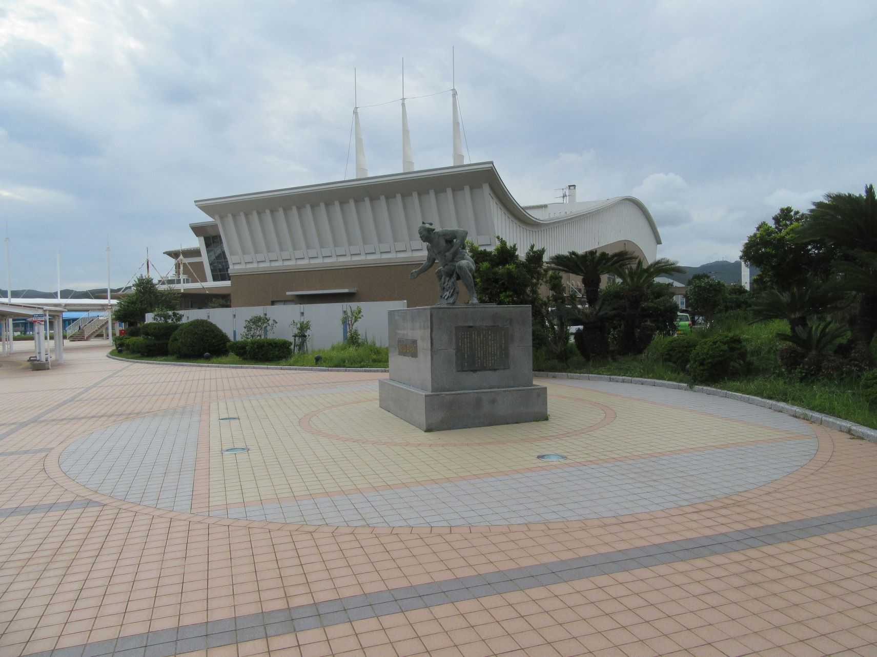 長崎県南松浦郡新上五島町の有川港ターミナル付近にある、第五十代横綱佐田の山関之像と、後ろに見える有川港ターミナル。