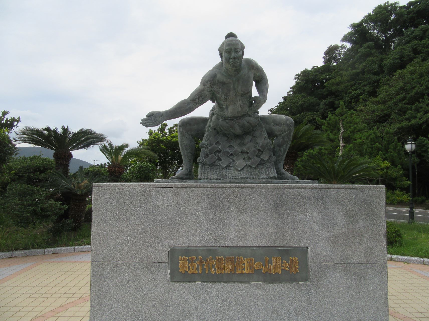 長崎県南松浦郡新上五島町の佐田の山像。