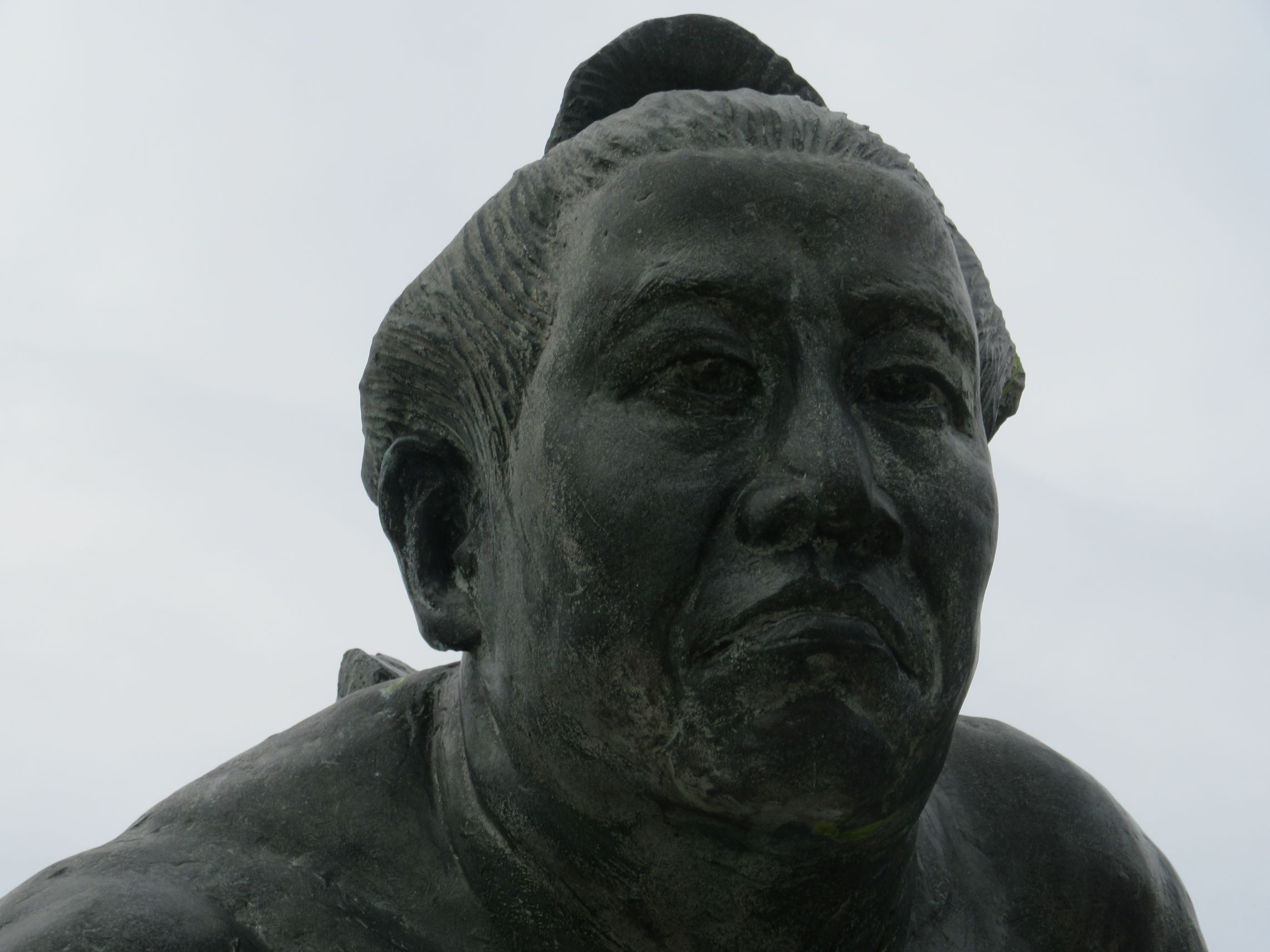 長崎県南松浦郡新上五島町の有川港ターミナル付近にある、第五十代横綱佐田の山関之像の顔を大きく撮影。