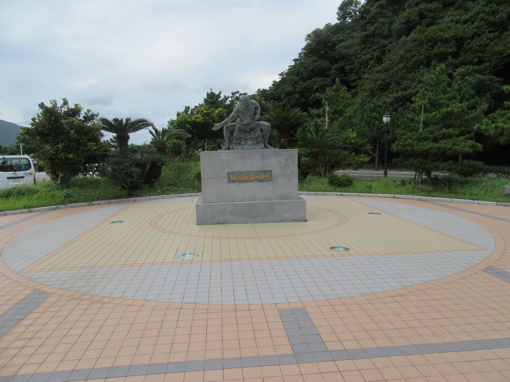 長崎県南松浦郡新上五島町の有川港ターミナル付近にある、第五十代横綱佐田の山関之像を離れて撮影。