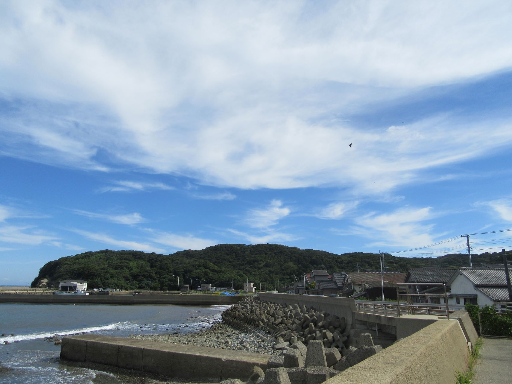 崎浦の五島石集落景観の碑付近の海。