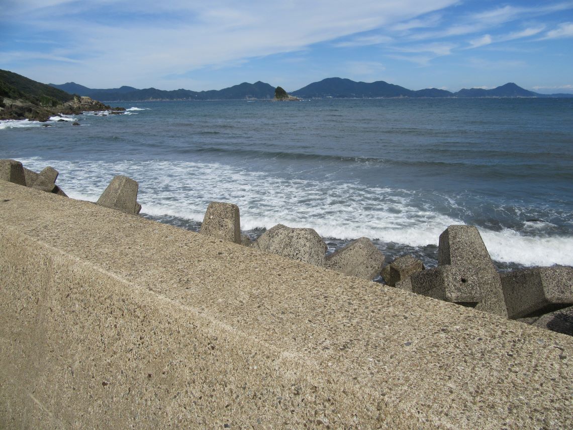 崎浦の五島石集落景観の碑付近の波がある海。