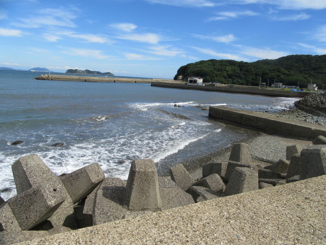 崎浦の五島石集落景観の碑付近で、波の音を聴く。