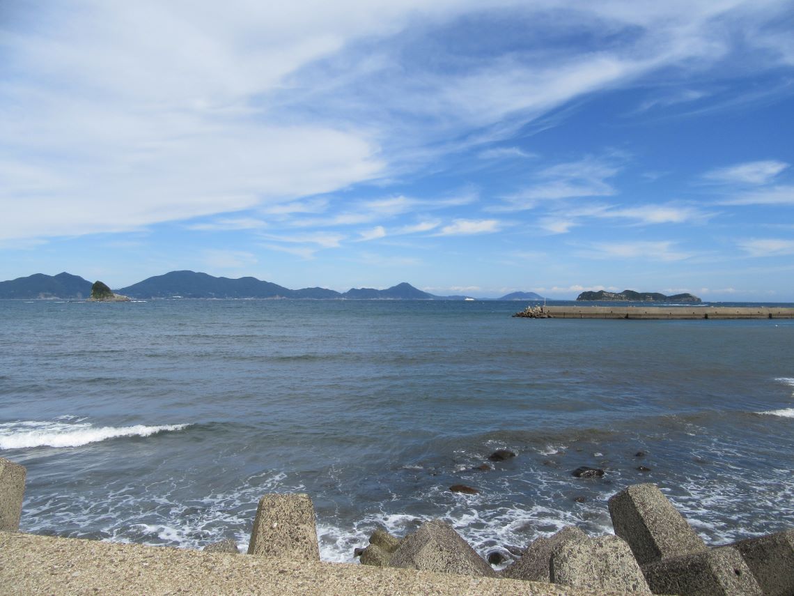 崎浦の五島石集落景観の碑付近の海で、癒やされる。