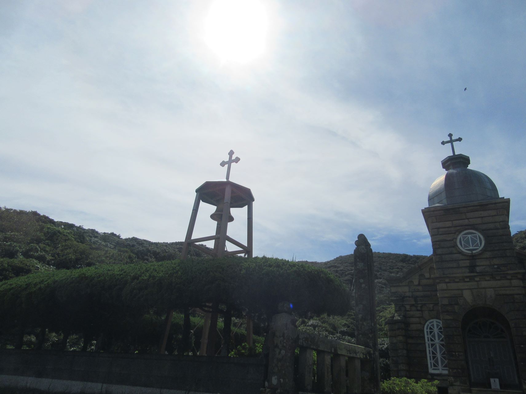 長崎県南松浦郡新上五島町にある、頭ヶ島天主堂と太陽。
