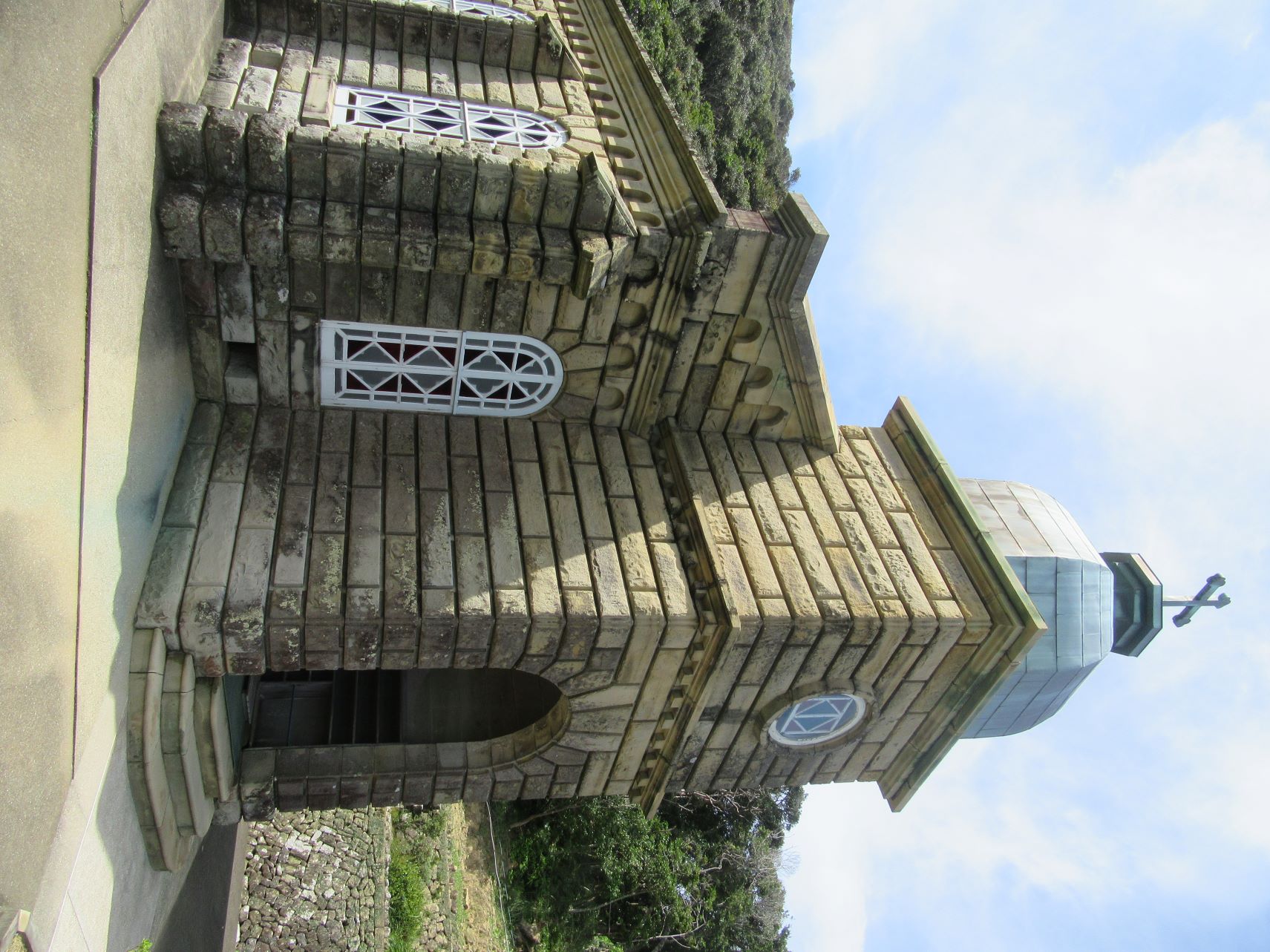 長崎県南松浦郡新上五島町にある、素朴なデザインの頭ヶ島天主堂
