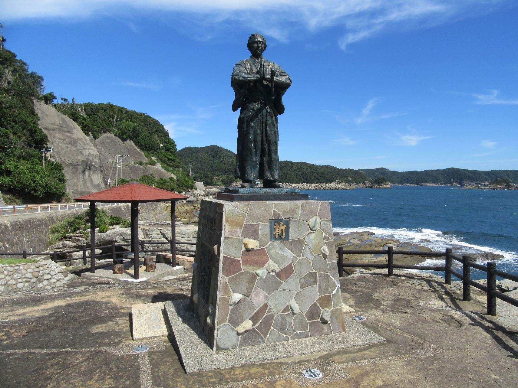 長崎県南松浦郡新上五島町で悲しい表情で祈りを捧げる坂本龍馬像。