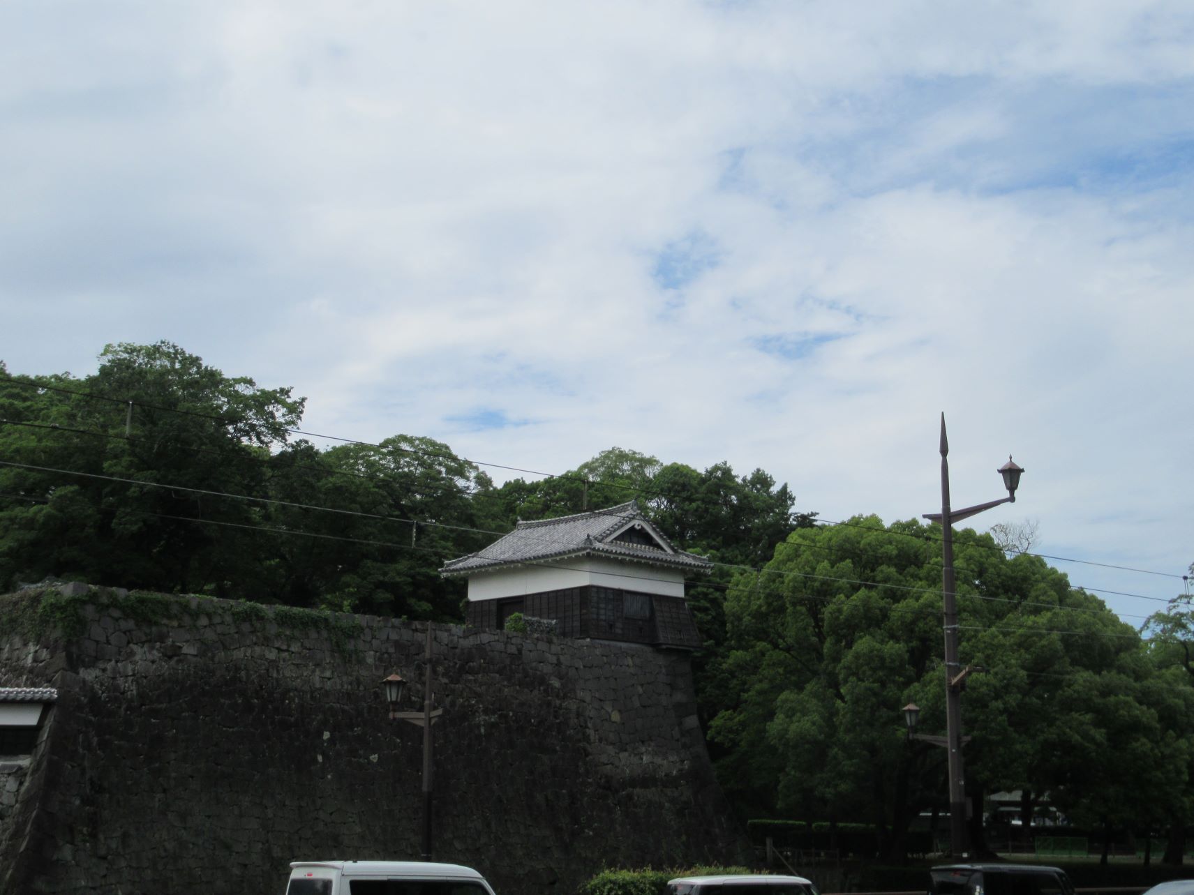 熊本城の建物と石垣。