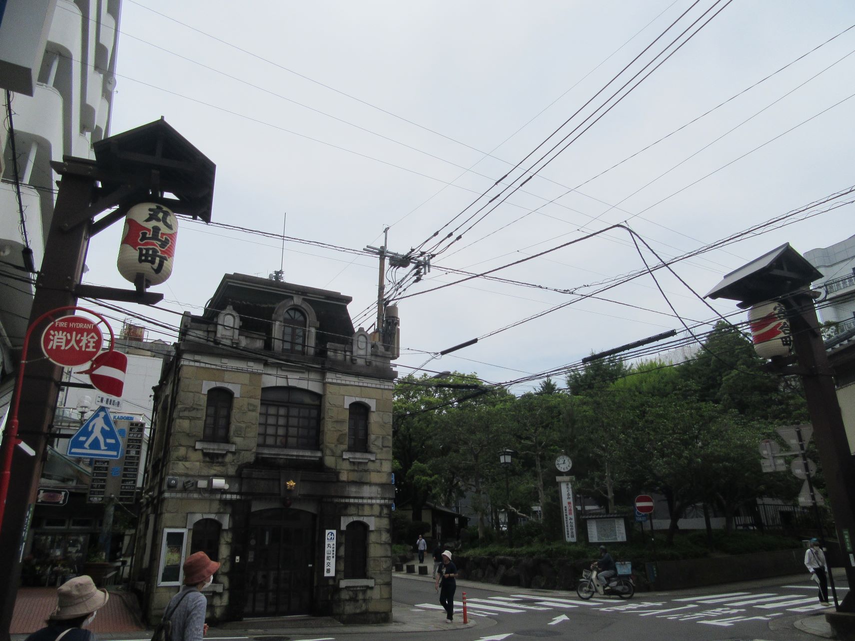 長崎市丸山町の交番と、白と赤のちょうちん。