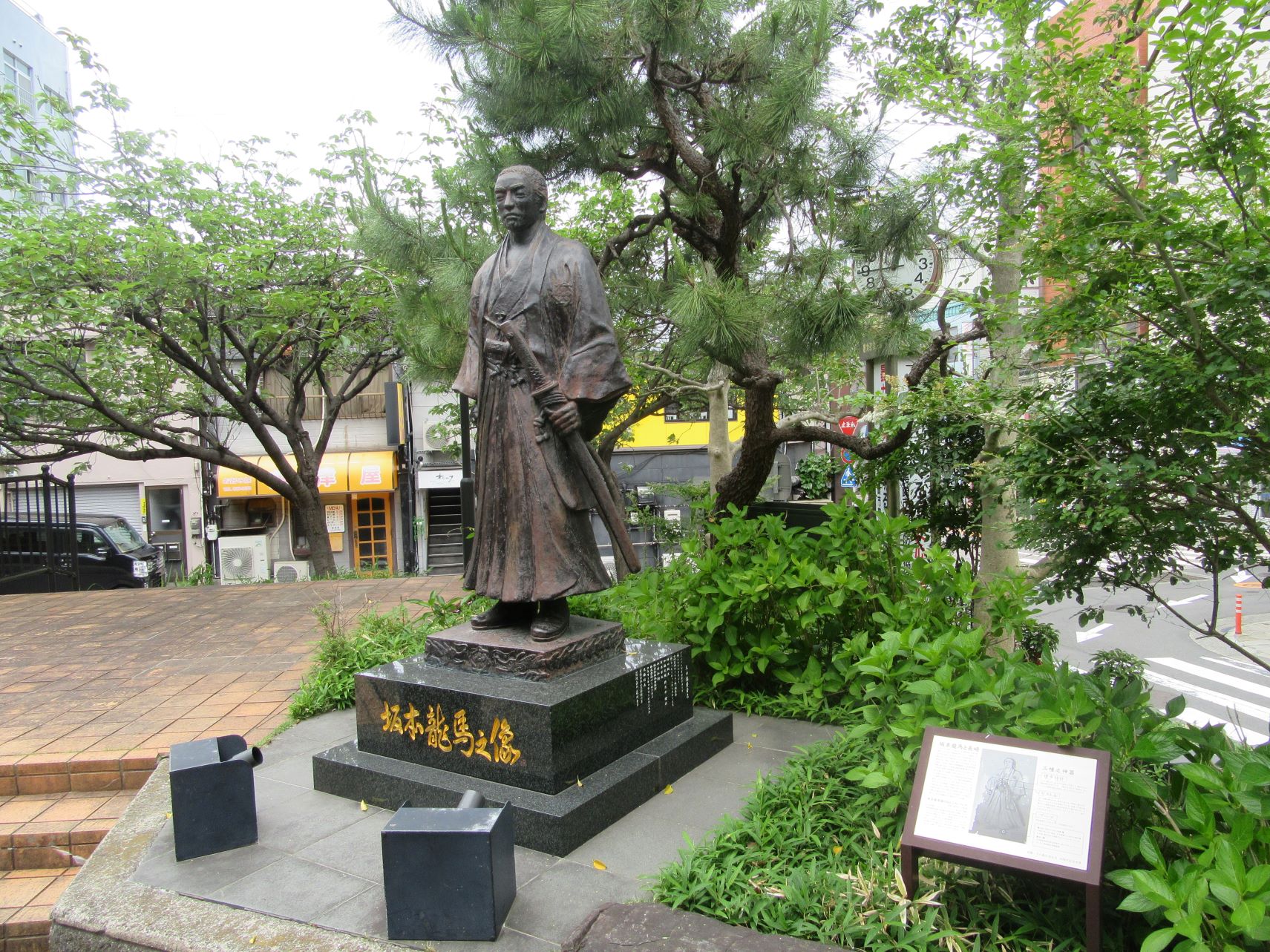 長崎市丸山公園の坂本龍馬之像。