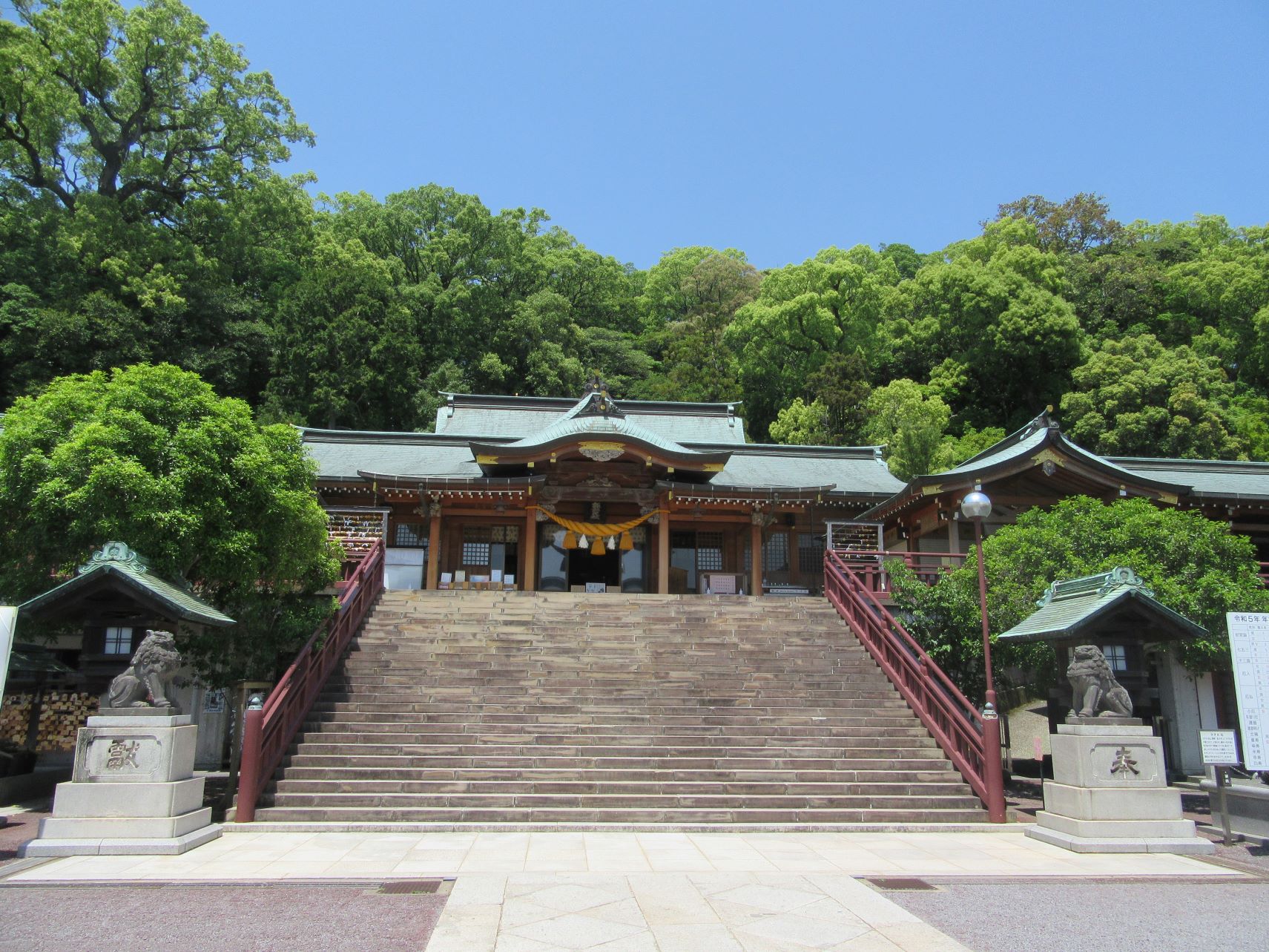 長崎県長崎市・諏訪神社の境内。