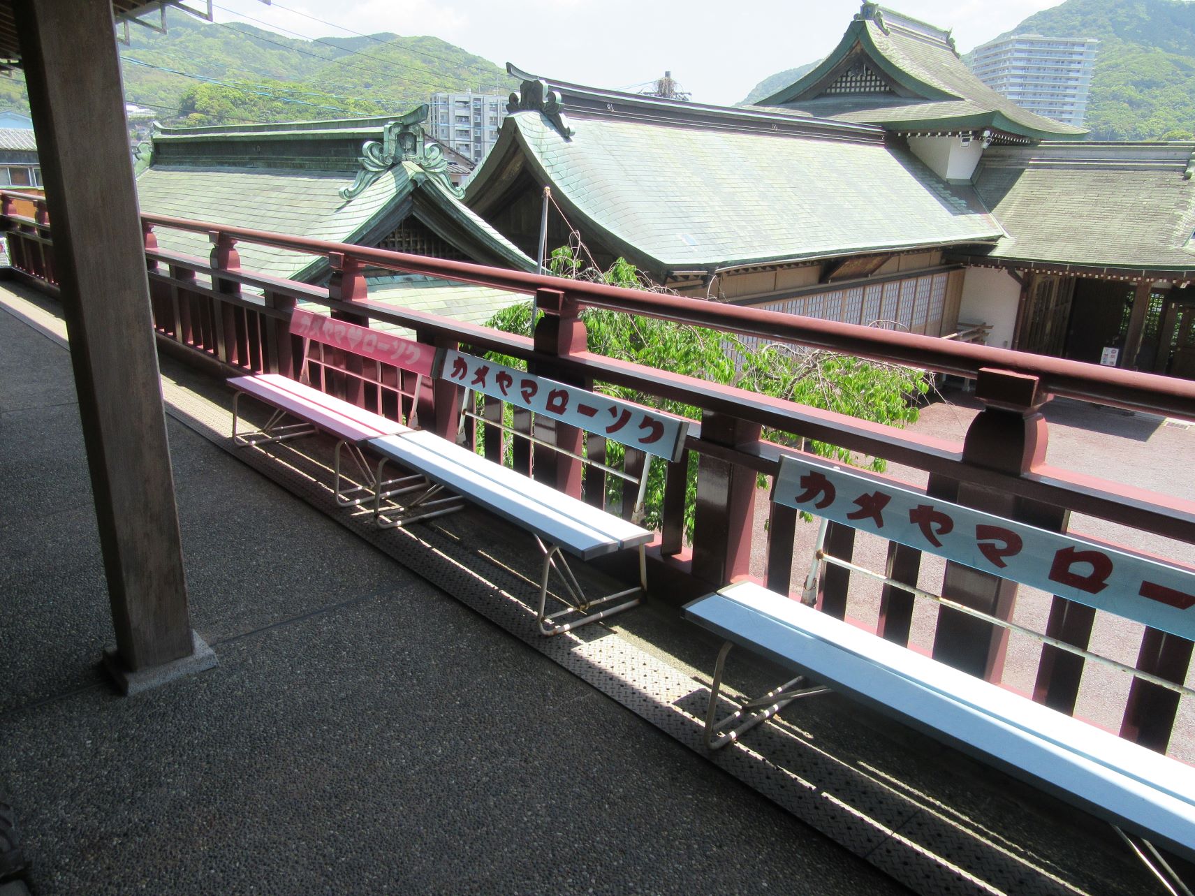 長崎県長崎市・諏訪神社境内のカメヤマローソクのベンチ。