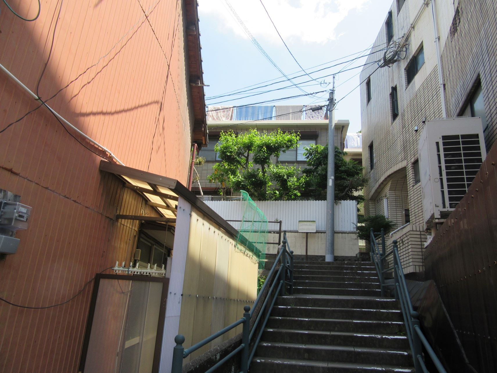 長崎県長崎市・蛍茶屋電停付近の長崎街道へと続く階段。