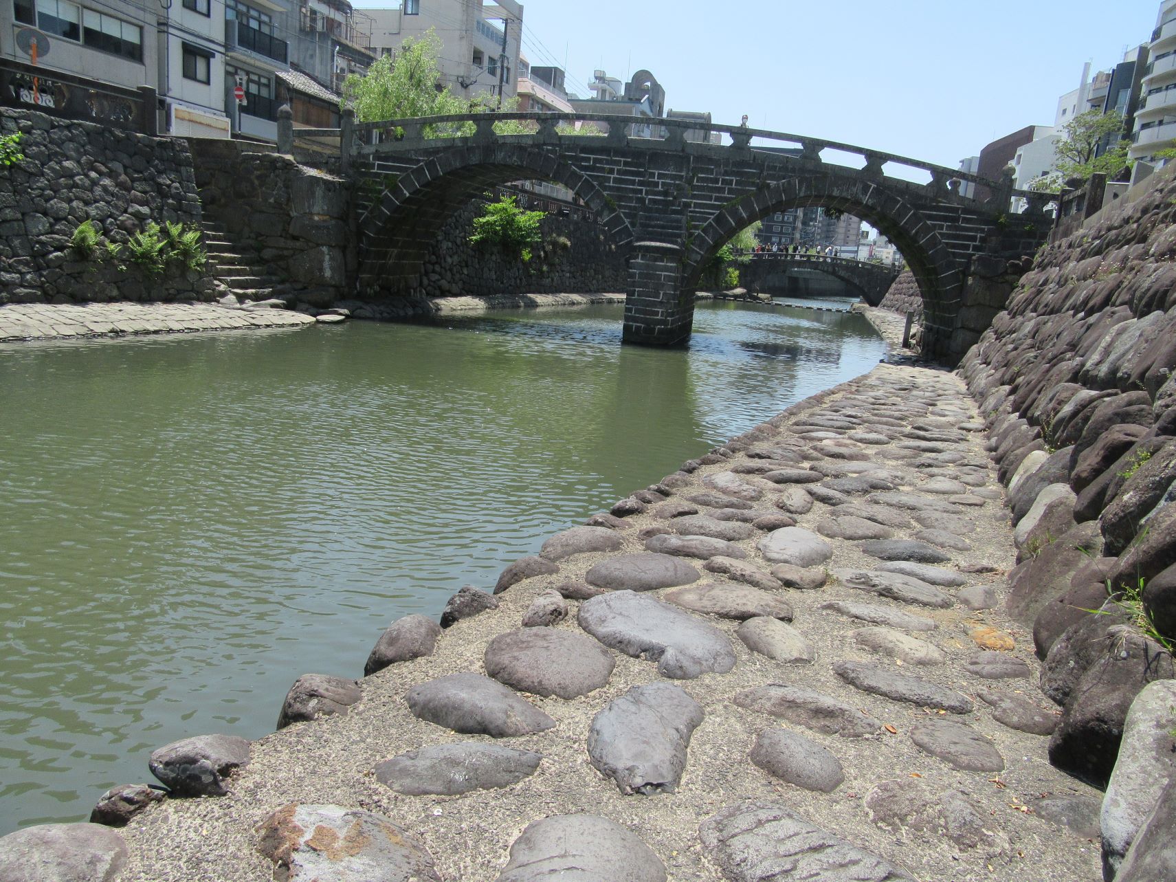 長崎県長崎市・眼鏡橋を下から。