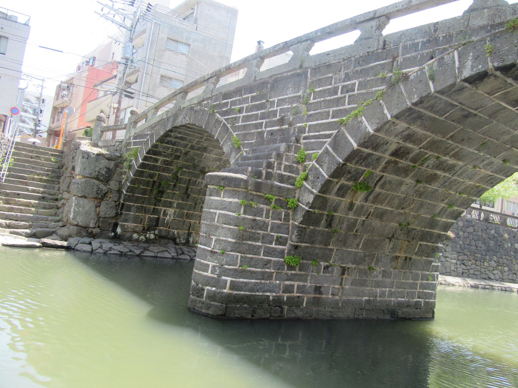 長崎県長崎市・眼鏡橋の内部。