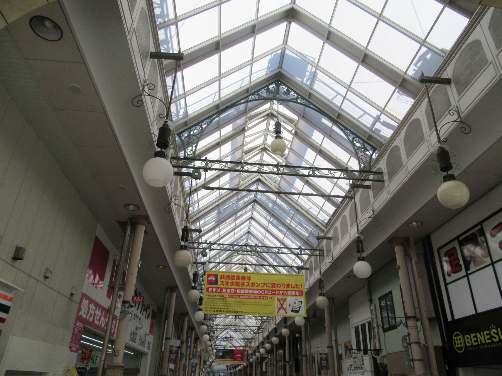 長崎県長崎市・観光通りの内部。